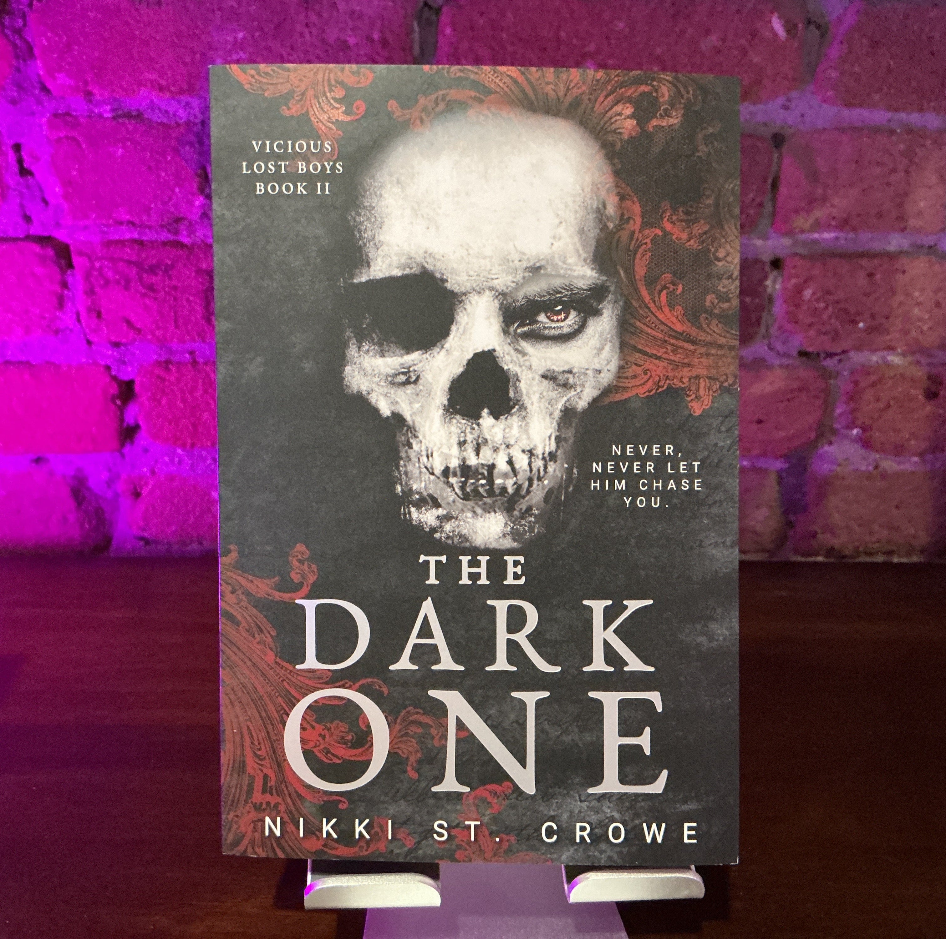 The Dark One (Vicious Lost Boys, 2): A Peter Pan Dark Romance - Nikki St Crowe