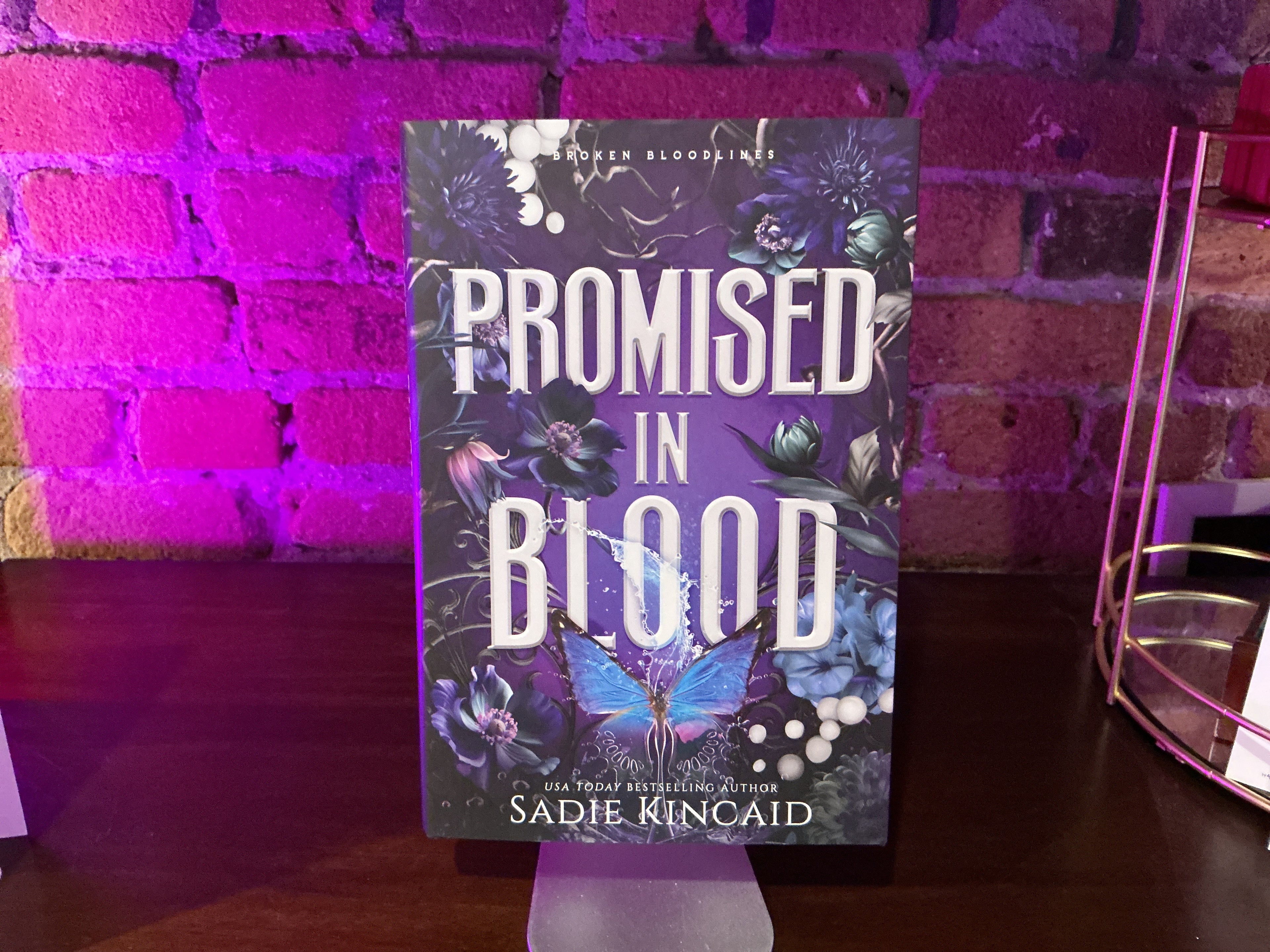 Promised in Blood (Broken Bloodlines Book 2)- Sadie Kincaid