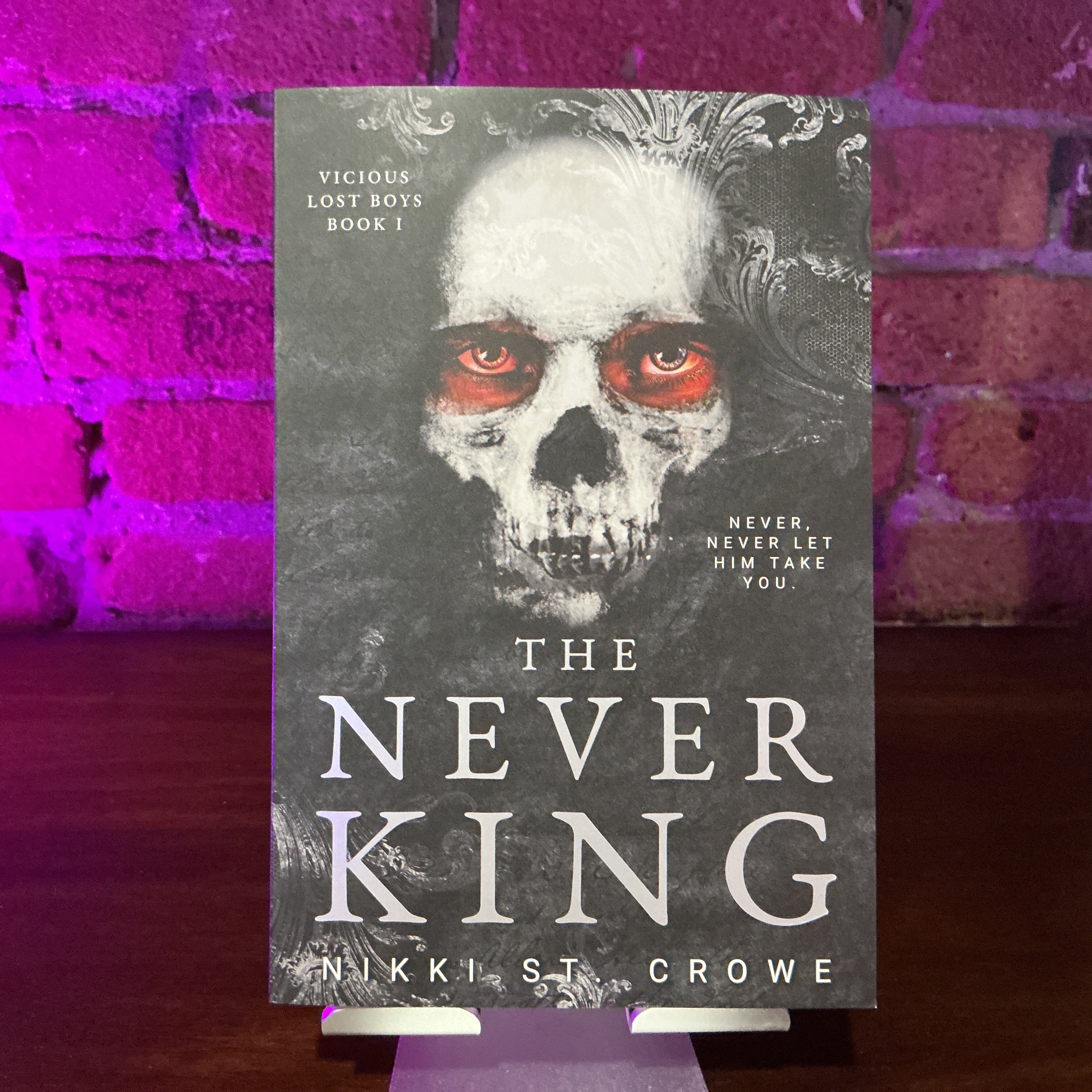 The Never King (Vicious Lost Boys, 1): A Peter Pan Dark Romance - Nikki St Crowe